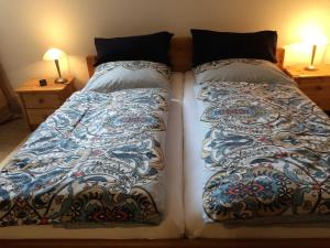 two beds sitting next to each other in a bedroom at Haus am Stadtrand in Ettenheim