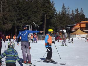 Hotel Kristall في سان ماسيمو: مجموعة من الناس على زحاليق في الثلج