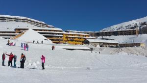 Hotel Kristall في سان ماسيمو: مجموعة من الناس تقف على منحدر مغطى بالثلج