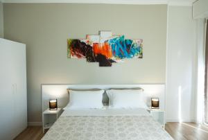 レッチェにあるA Santa Rosa B&Bのベッドルーム1室(壁に絵画が描かれたベッド1台付)