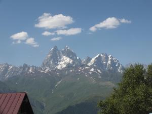 Vista generica sulle montagne o vista sulle montagne dall'interno dell'affittacamere