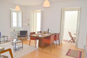 里斯本的住宿－TP Maestro 74, Lisbon Luxury & Swimming Pool，厨房以及带桌椅的用餐室。