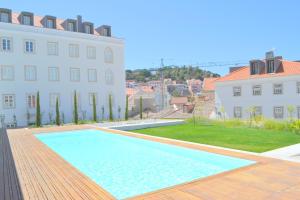 - une piscine au-dessus d'un bâtiment dans l'établissement TP Maestro 74, Lisbon Luxury & Swimming Pool, à Lisbonne