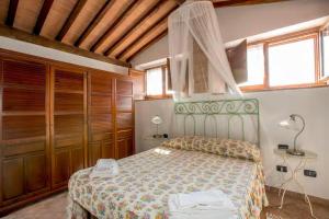 StiglianoにあるSiena Vecchia Vacanzeの木製の天井の客室で、ベッドルーム1室(ベッド1台付)