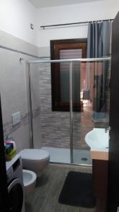 A bathroom at Rooms Loru