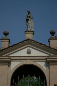 posąg na szczycie budynku w obiekcie Cà Sagredo w mieście Conselve
