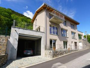 un edificio con un garaje con un coche en Appartamento Alex - pace e relax sul Lago di Como, en Gera Lario