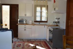 A kitchen or kitchenette at P&M House