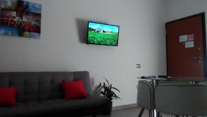 A television and/or entertainment centre at Rooms Loru