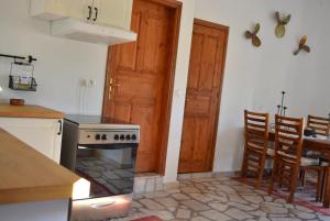 A kitchen or kitchenette at P&M House