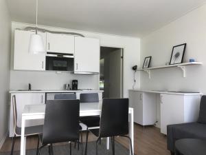 Kuchyň nebo kuchyňský kout v ubytování Hällestrand Seaview Apartment