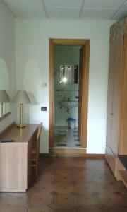 Habitación con baño con lavabo y escritorio. en Hotel Regina, en Campolongo Maggiore