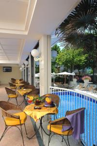 Bazén v ubytovaní Hotel de France alebo v jeho blízkosti
