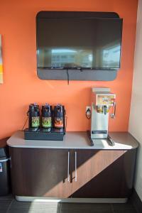 um balcão num quarto com comodidades para preparar café em Motel 6-Crescent City, CA em Crescent City