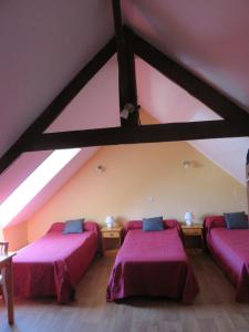 um quarto com 2 camas num sótão em Gite des Basses Touches em Moitron-sur-Sarthe