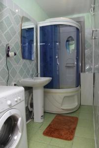 uma casa de banho com um lavatório e uma máquina de lavar roupa em Apartments on Moskovskaja em Dnipro