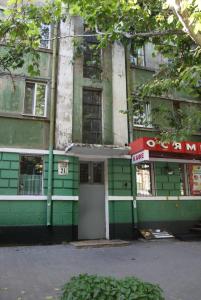 ドニプロにあるApartments on Moskovskajaの緑白の建物