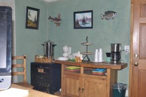 a kitchen with a counter and a counter top with a counter at Long Holiday Motel in Gunnison