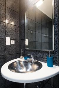 een badkamer met een wastafel en een spiegel bij Apartments Historical Center in Athene