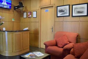 a waiting room with a couch and a table at Hospedaria Sãozinha in Figueira da Foz