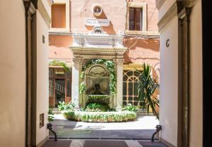 The facade or entrance of Nazionale Palace Suites