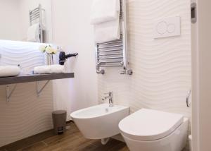 A bathroom at Nazionale Palace Suites