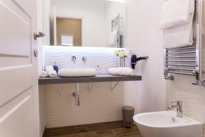 A bathroom at Nazionale Palace Suites