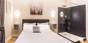 Ένα ή περισσότερα κρεβάτια σε δωμάτιο στο Nazionale Palace Suites
