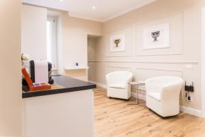 A seating area at Nazionale Palace Suites