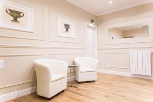 A seating area at Nazionale Palace Suites