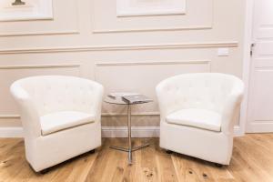 A seating area at Nazionale Palace Suites