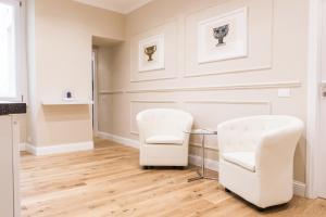 A seating area at Nazionale Palace Suites