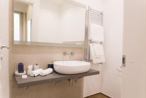 A bathroom at Nazionale Palace Suites