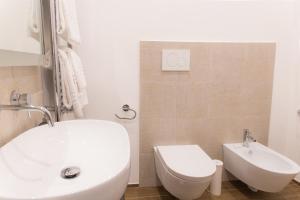 A bathroom at Nazionale Palace Suites