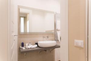 A bathroom at Nazionale Palace Suites