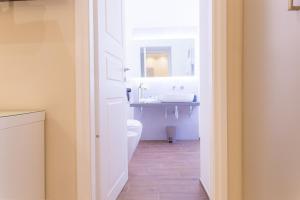 A bathroom at Nazionale Palace Suites