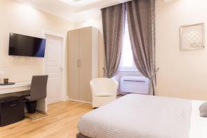 A television and/or entertainment centre at Nazionale Palace Suites