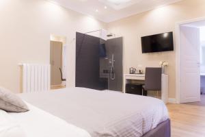 A bed or beds in a room at Nazionale Palace Suites