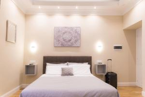 A bed or beds in a room at Nazionale Palace Suites