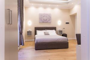 A bed or beds in a room at Nazionale Palace Suites