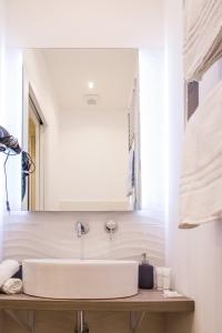 A bathroom at Nazionale Palace Suites