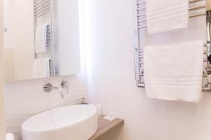 A bathroom at Nazionale Palace Suites