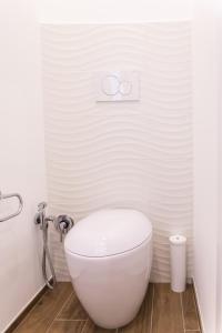 A bathroom at Nazionale Palace Suites