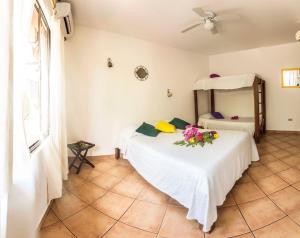 Ein Bett oder Betten in einem Zimmer der Unterkunft Hotel Laguna del Cocodrilo