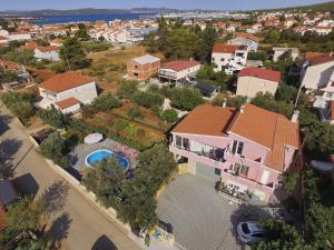 uma vista aérea de uma casa com piscina em Apartment with private pool em Sukošan