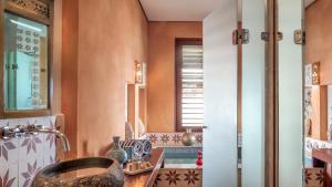 een badkamer met een wastafel en een spiegel bij Zorah Beach Hotel in Trairi