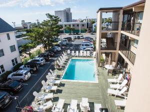 柏斯海滩Beach View Hotel的从酒店阳台可欣赏到游泳池的景色