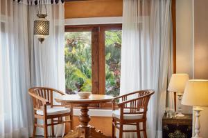 a table and chairs in a room with a window at Zorah Beach Hotel in Trairi