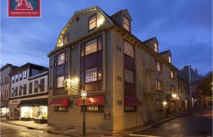 a building on the corner of a street at America's Cup Inn Newport in Newport