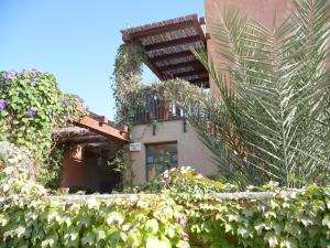a building with plants on the side of it at Margo Zimmer in Midreshet Ben Gurion
